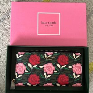 New in box Kate Spade rose garden full size wallet 🌹 💐 🌹